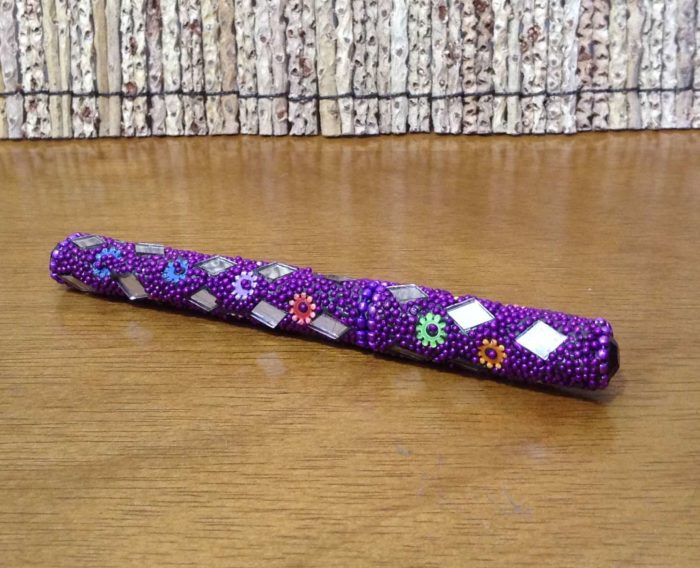 Caneta indiana artesanal de miçangas e espelhos (roxo)