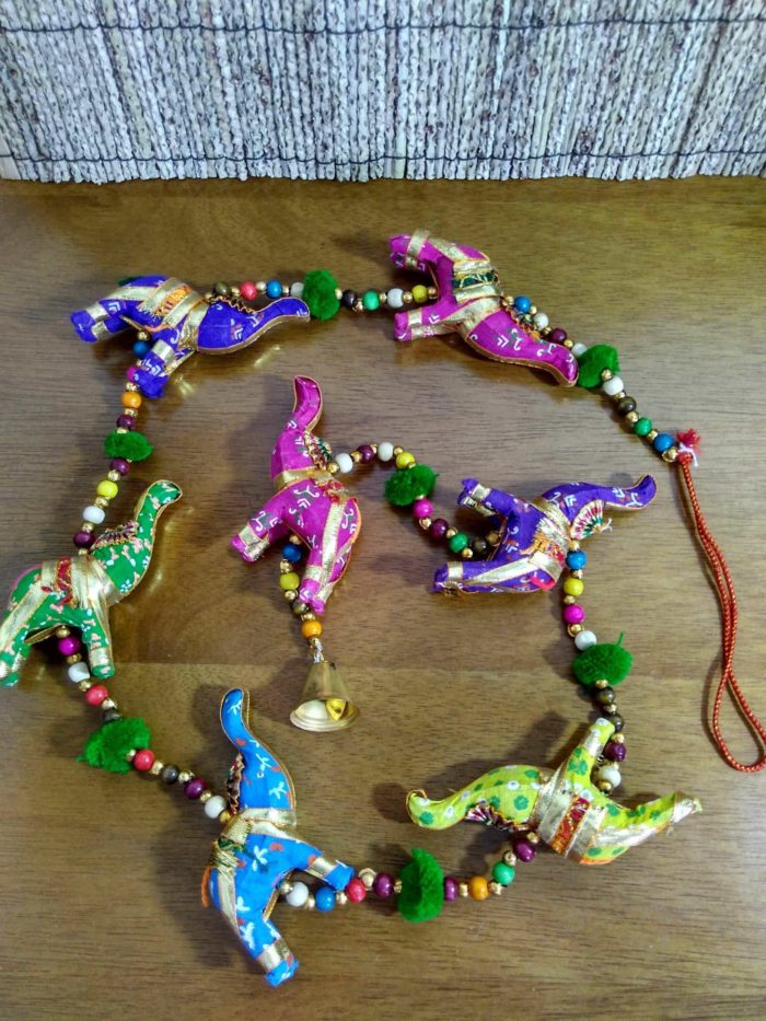 Móbile indiano de elefantinhos coloridos (124 cm)