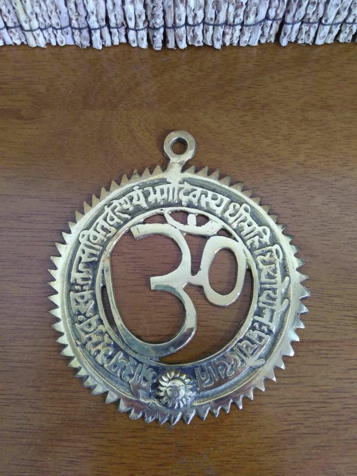 Om de metal de parede com mantra Gayatri - dourado