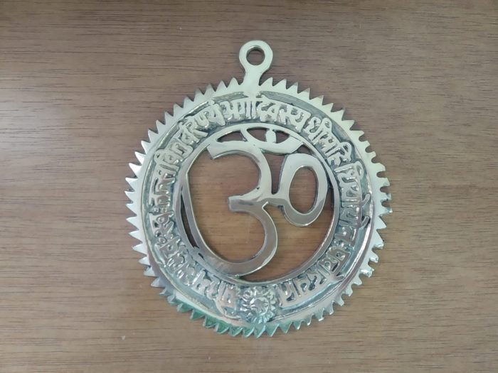 Om de metal de parede com mantra Gayatri - dourado