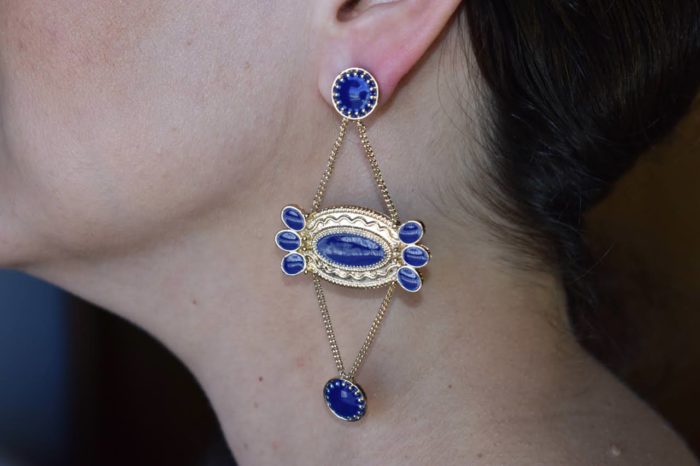 Brinco estilo indiano dourado com correntes e vidro azul