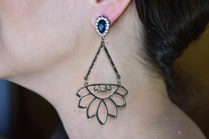 Brinco estilo indiano dourado flor de lótus e pedra azul