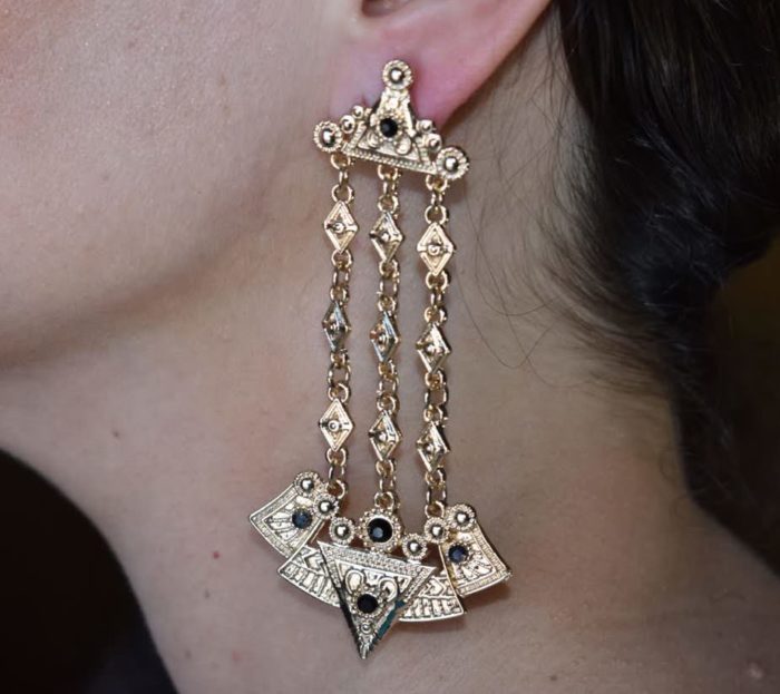 Brinco estilo indiano dourado clássico com correntes (pedra negra)