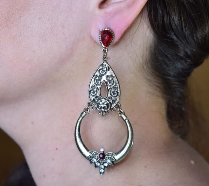 Brinco estilo indiano dourado com pedra vermelho rubi