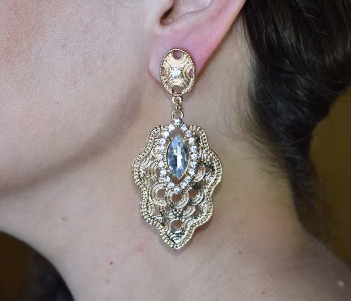 Brinco estilo indiano dourado clássico com pedras de strass
