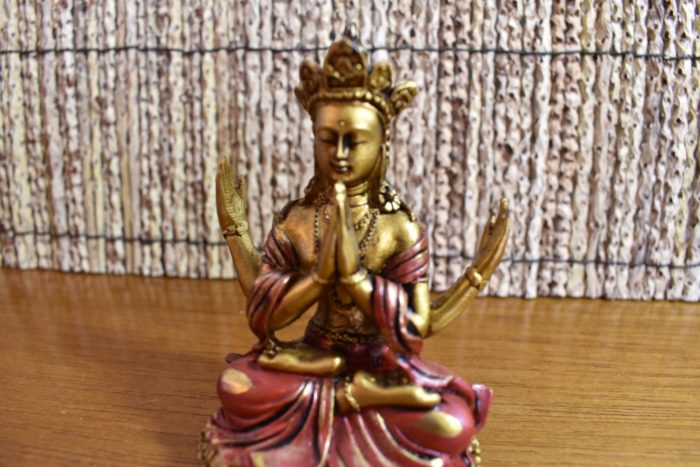 Lakshmi em estátua resinada (dourada e vermelha)