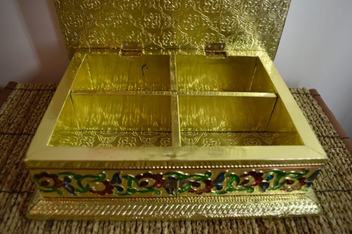 DSC_0044 Caixa indiana decorativa laminada em dourado com esmaltação floral