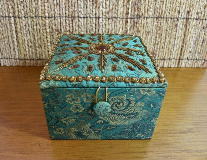 Porta jóias indiano de madeira revestido em Jacquard verde e bordados