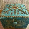 Porta jóias indiano de madeira revestido em Jacquard verde e bordados