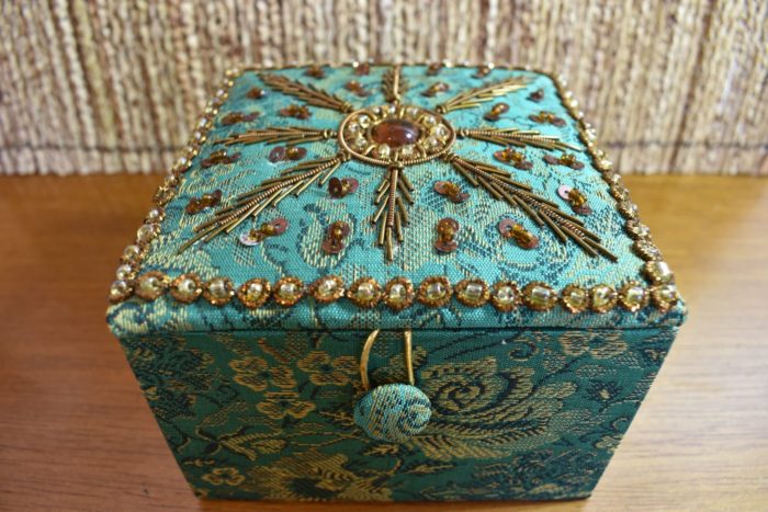 Porta jóias indiano de madeira revestido em Jacquard verde e bordados