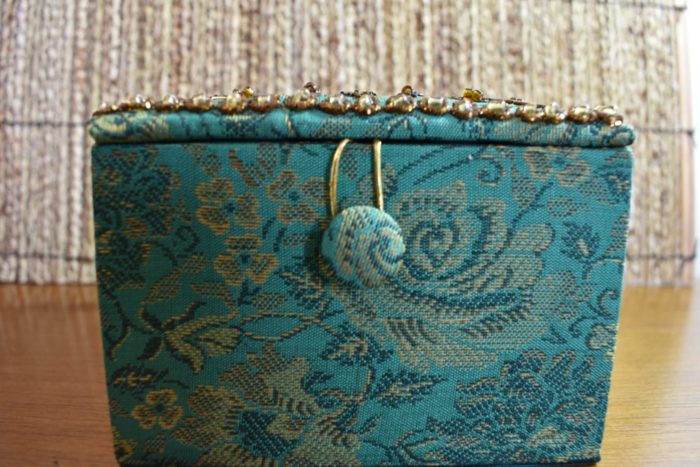Porta jóias indiano de madeira revestido em Jacquard verde e bordados