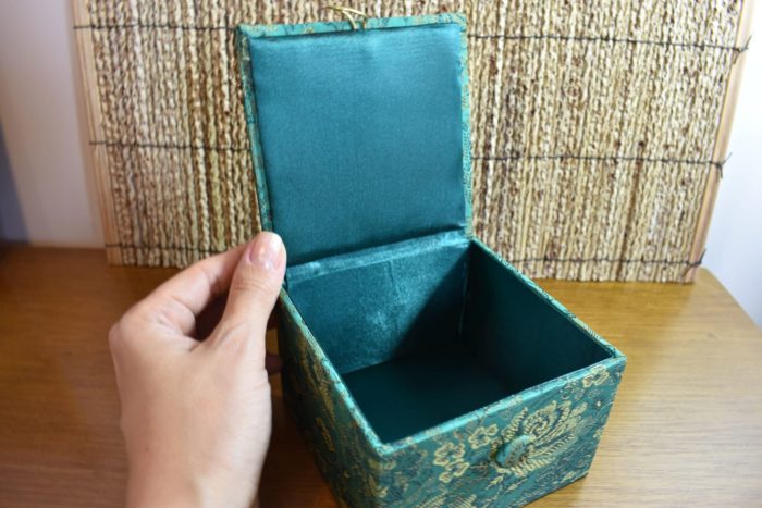Porta jóias indiano de madeira revestido em Jacquard verde e bordados