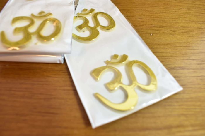 Adesivo de OM dourado (2 unidades)
