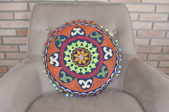 Almofada indiana bordada estilo futon 40 cm (laranja color)
