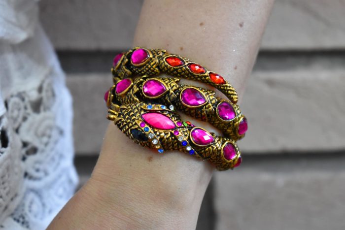 Pulseira indiana de cobra com 3 voltas, em metal e pedras pink