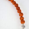 Japamala de sementes de Rudraksha 6mm com os 7 chakras (meru ocre e berloque de Buda)