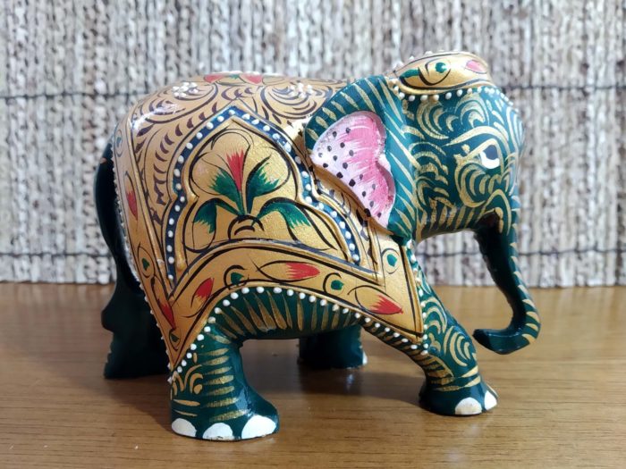 Elefante indiano de madeira pintado a mão verde e dourado