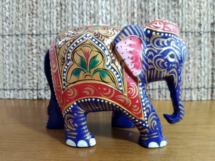 Elefante indiano de madeira pintado a mão azul e dourado
