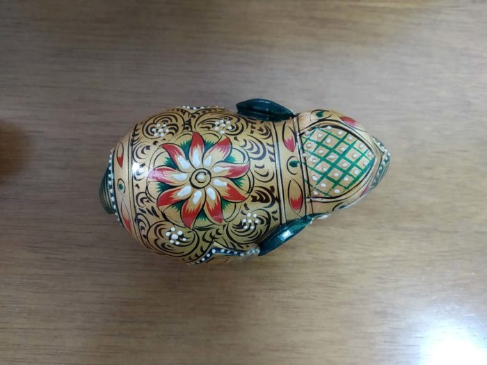 Elefante indiano de madeira pintado a mão verde e dourado