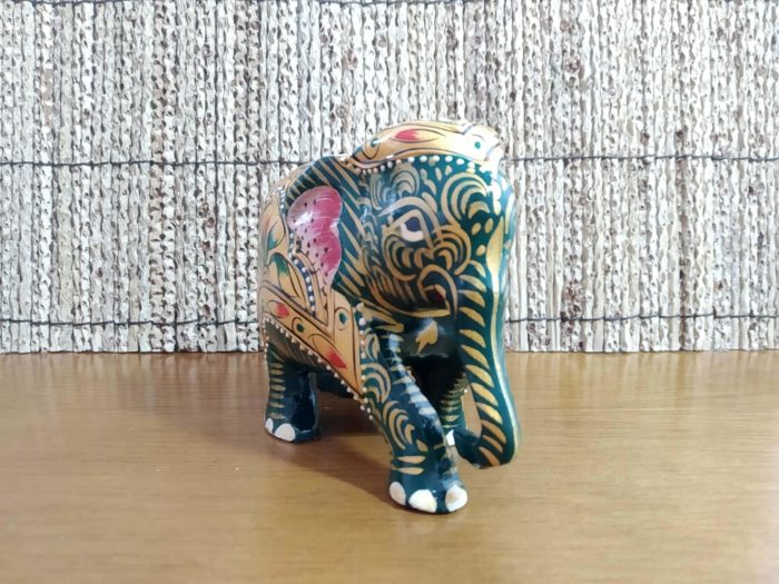 Elefante indiano de madeira pintado a mão verde e dourado