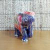 Elefante indiano de madeira pintado a mão azul e dourado