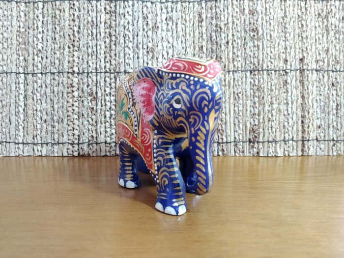 Elefante indiano de madeira pintado a mão azul e dourado