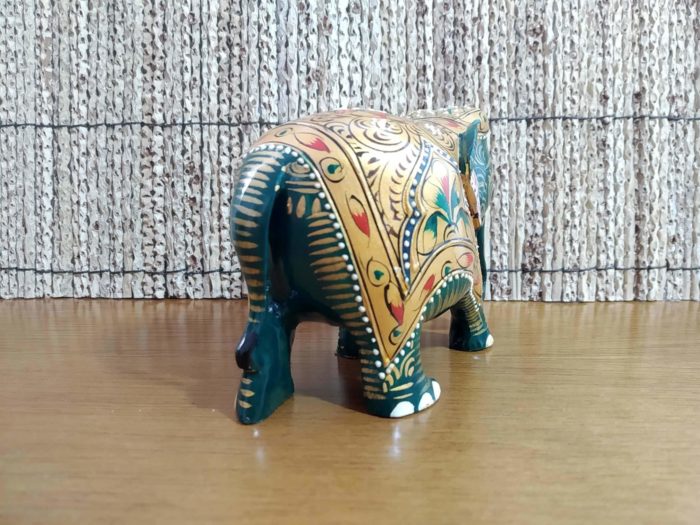 Elefante indiano de madeira pintado a mão verde e dourado