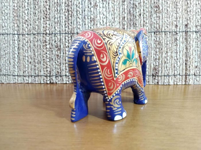 Elefante indiano de madeira pintado a mão azul e dourado