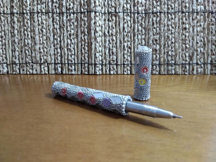 Caneta indiana artesanal de miçangas e espelhos (prata)