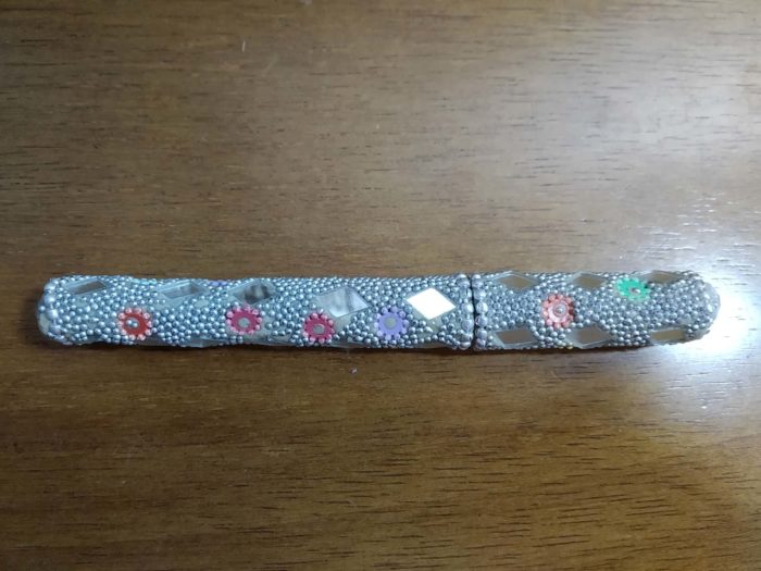 Caneta indiana artesanal de miçangas e espelhos (prata)