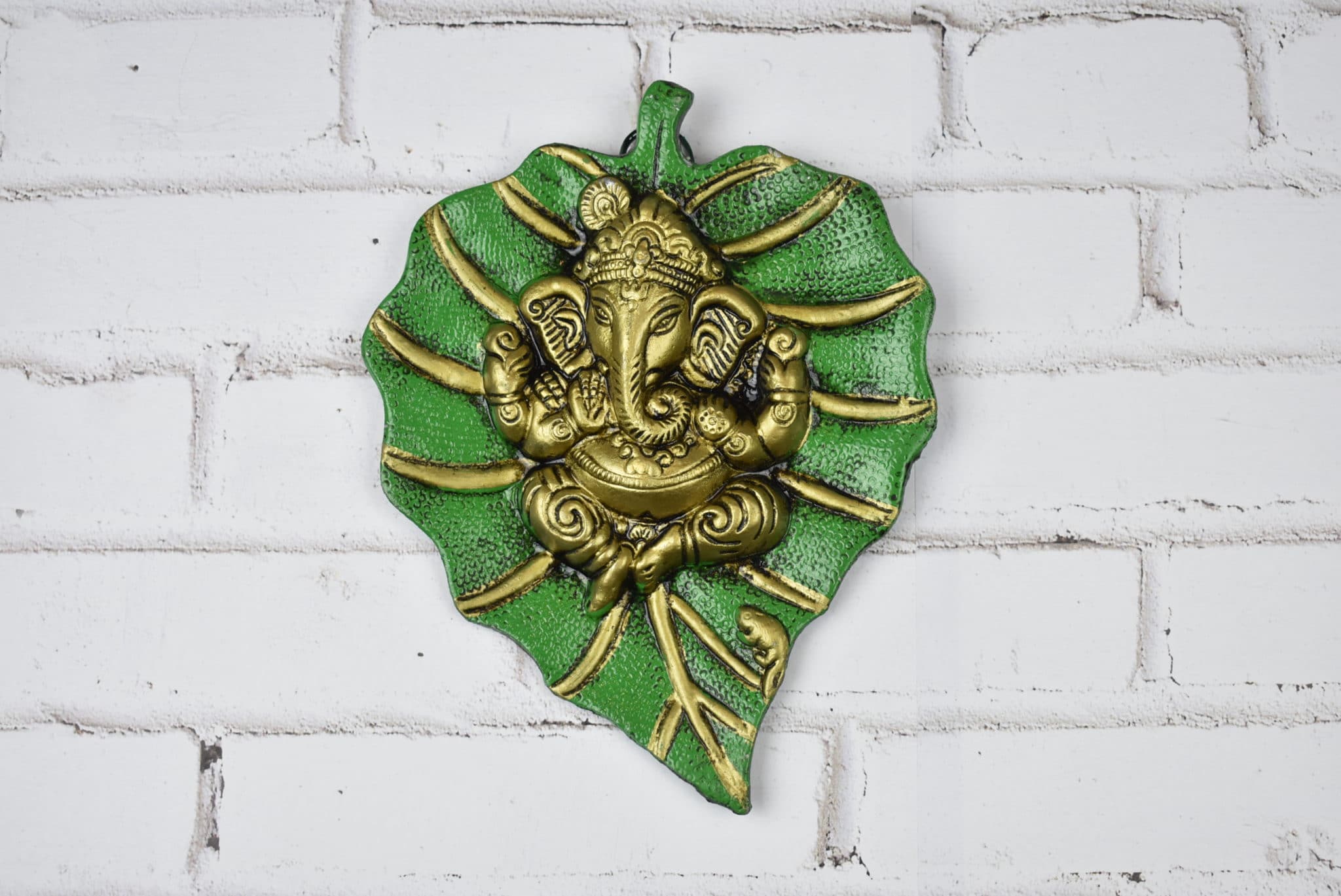 Deus Ganesha de parede em metal formato folha verde e dourado foto 4