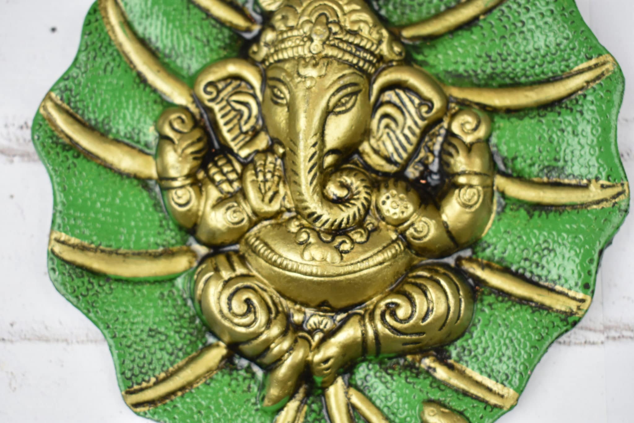 Deus Ganesha de parede em metal formato folha verde e dourado foto2