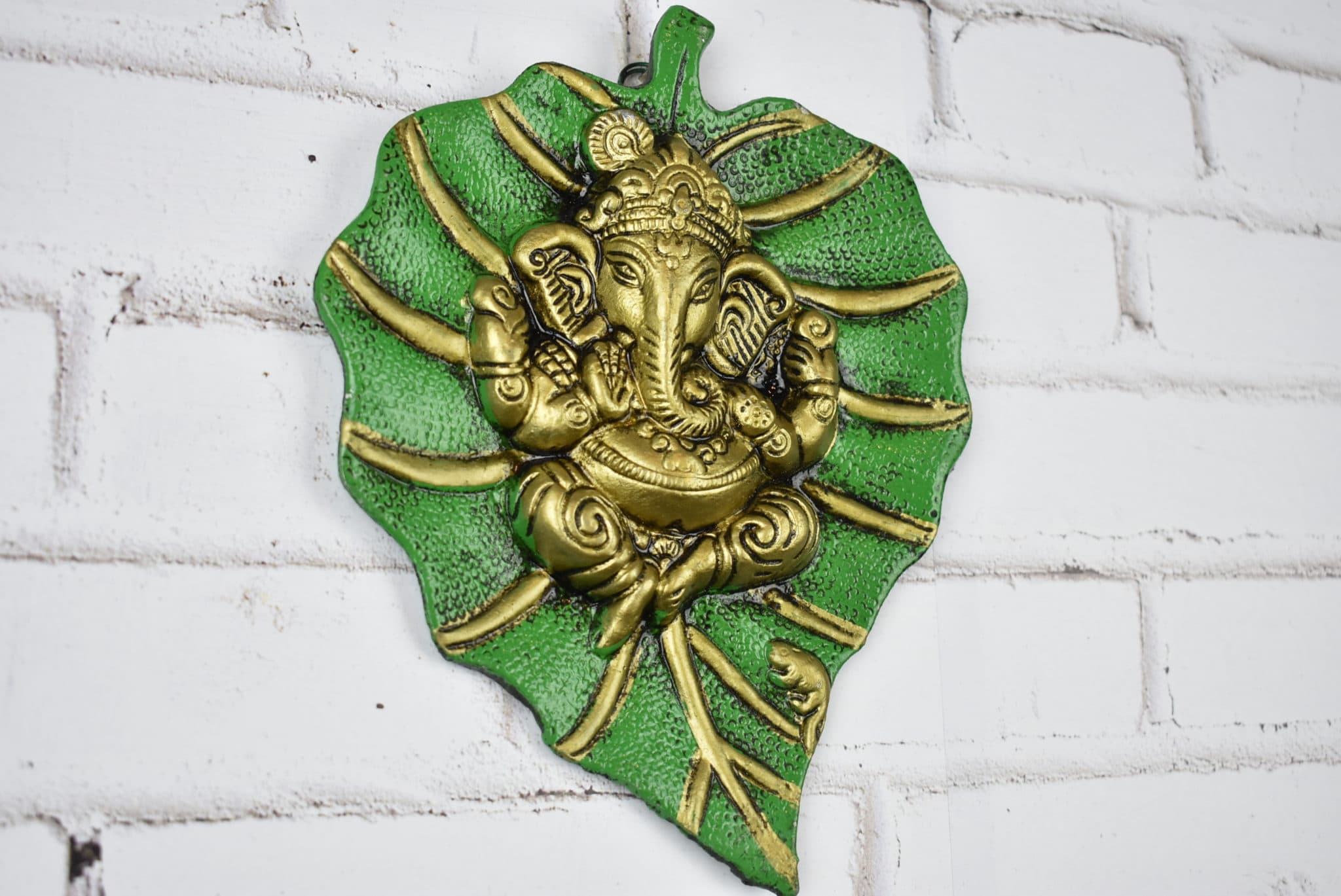 Deus Ganesha de parede em metal formato folha verde e dourado foto 3