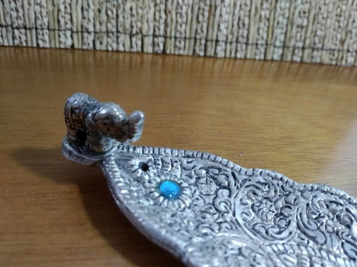 Incensário folha de metal prateado com elefante indiano azul