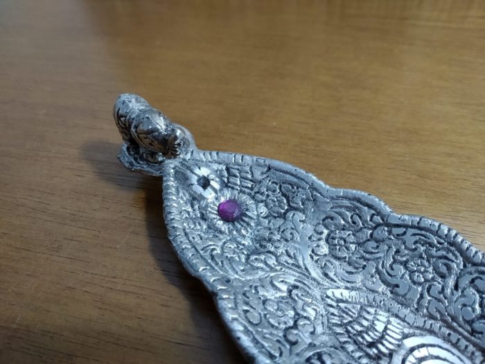 Incensário folha de metal prateado com elefante indiano roxo