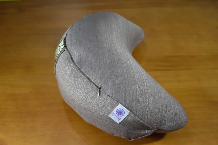 Zafu almofada para meditação cor fendi com detalhe de fita indiana preta