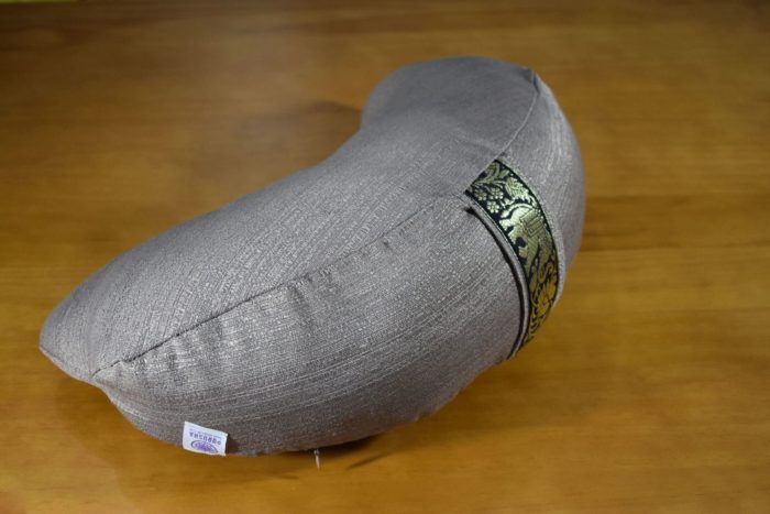 Zafu almofada para meditação cor fendi com detalhe de fita indiana preta