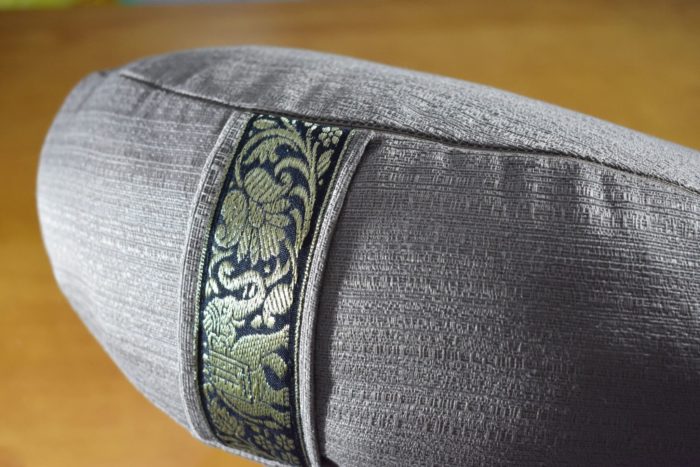 Zafu almofada para meditação cor fendi com detalhe de fita indiana preta