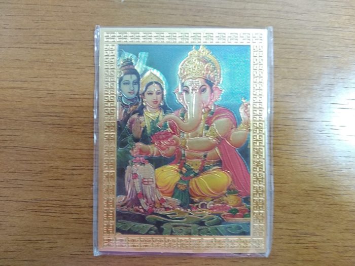 Ímã de geladeira dourado de Ganesha com Shiva e Parvati