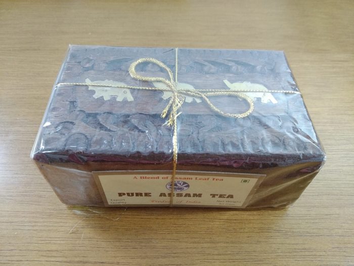 Pure Assam Tea com caixa decorativa de madeira entalhada