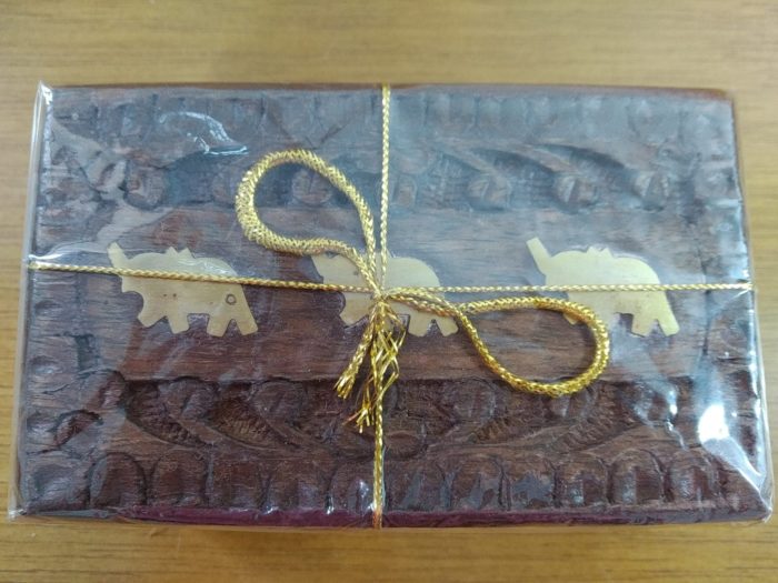 Pure Assam Tea com caixa decorativa de madeira entalhada