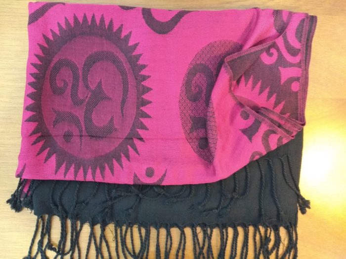 Echarpe indiana dupla face algodão com viscose estampa de OM Pink