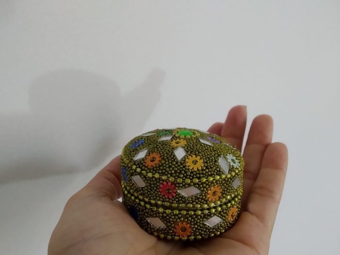 Conjunto com 3 latinhas indianas de miçangas amarelo limão