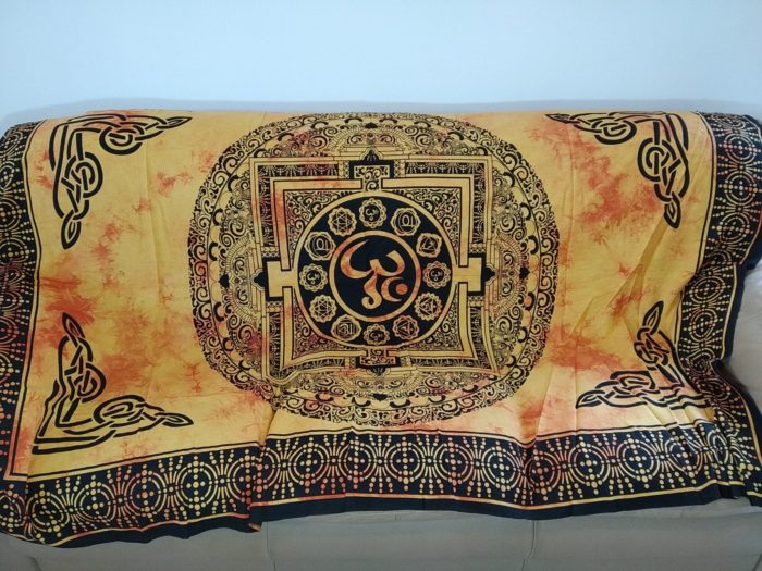 Panô indiano de algodão solteiro estampa de yantra com Om amarelo