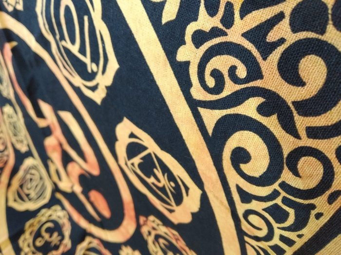 Panô indiano de algodão solteiro estampa de yantra com Om amarelo