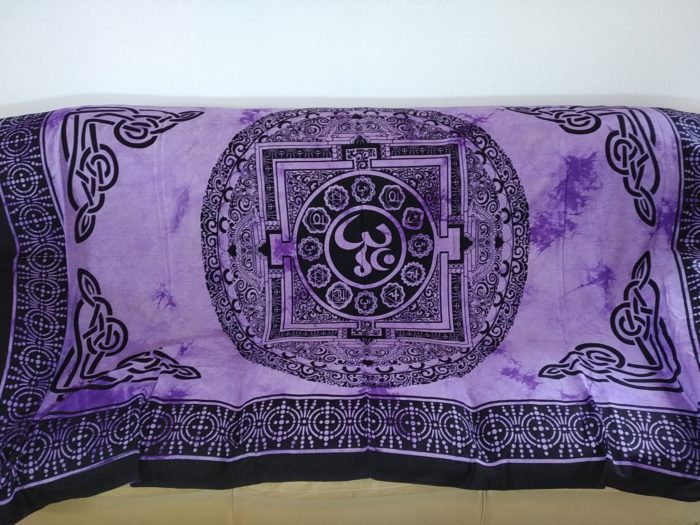 Panô indiano de algodão solteiro estampa de yantra com Om roxo