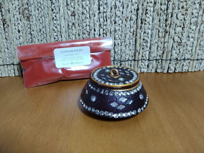 kumkum com pote indiano