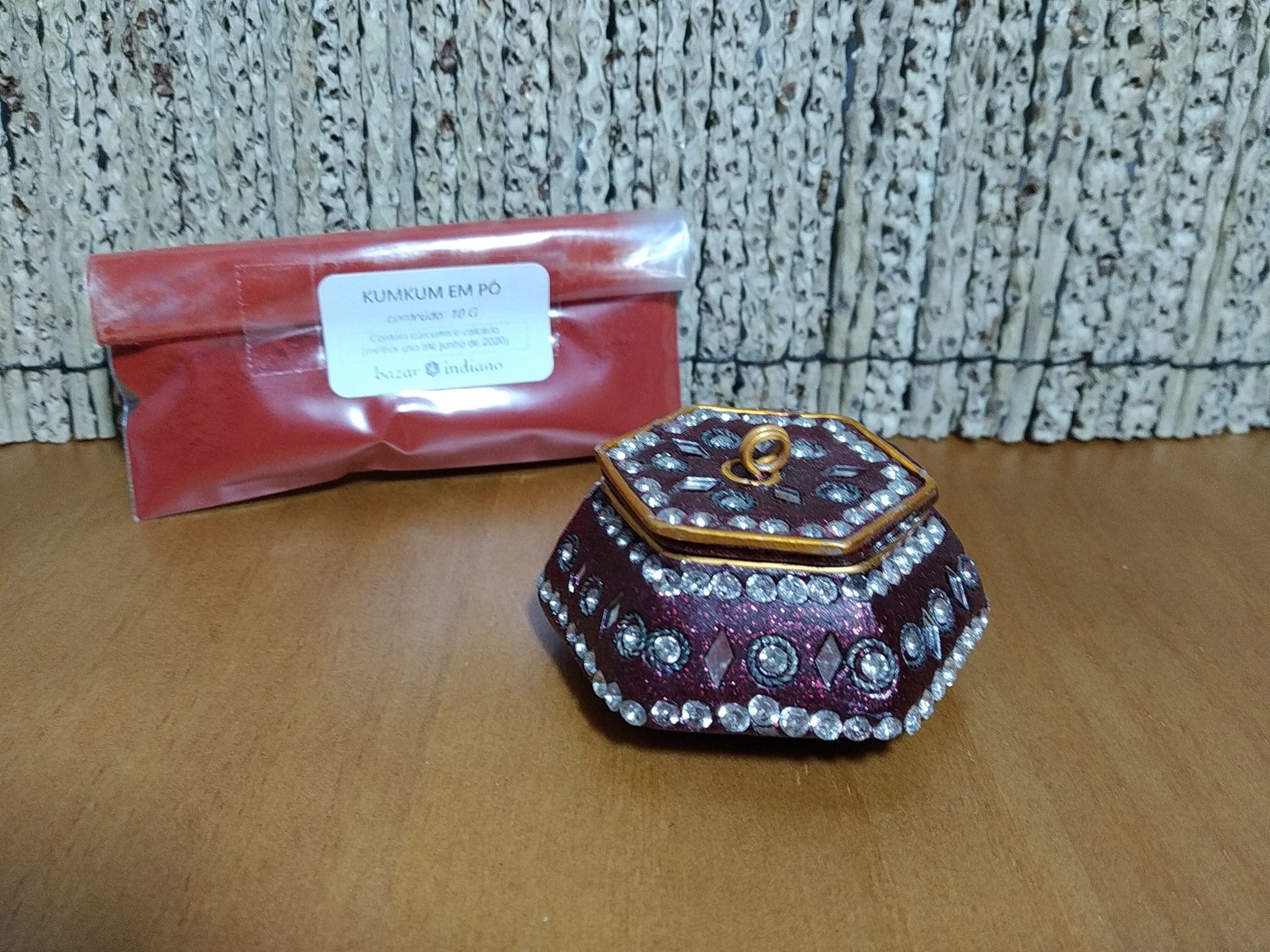 kumkum em pó com pote indiano