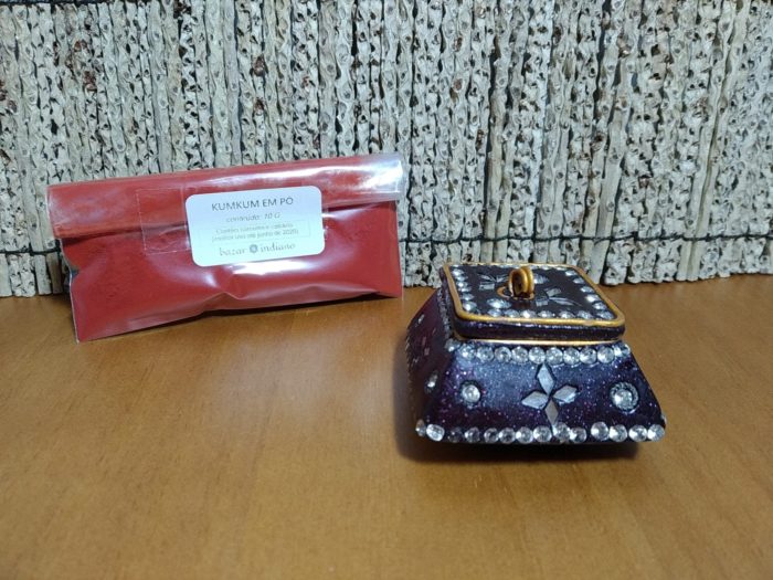 kumkum em pó com pote indiano