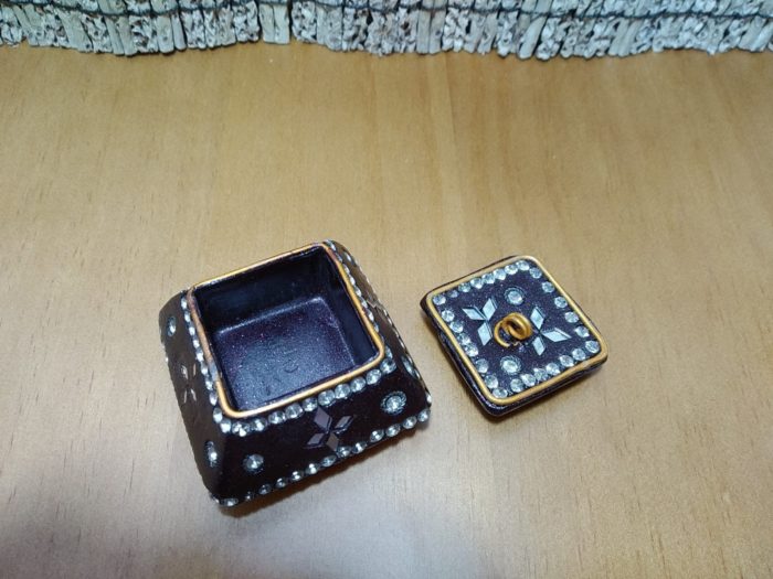 Pó de kumkum 10g com potinho indiano artesanal preto para guardar